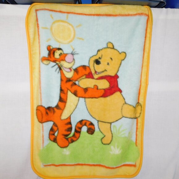 VTG Disney Winnie the Pooh Tigger Hugging Dancing 30" x 42" Plush Fleece Blanket - Picture 5 of 5